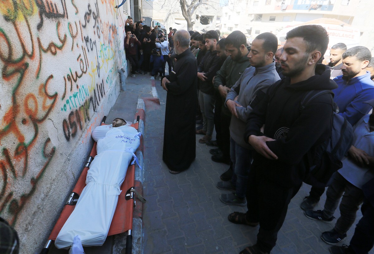 ودّع فلسطينيون جثامين 5 مواطنين بينهم 3 أطفال في مستشفى الشفاء بمدينة غزة، وكانوا قد سقطوا ليلة أمس في غارة إسرائيلية بمنطقة بيت لاهيا شمال قطاع غزة. 23 أبريل/نيسان 2026. صورة: بلال أسامة