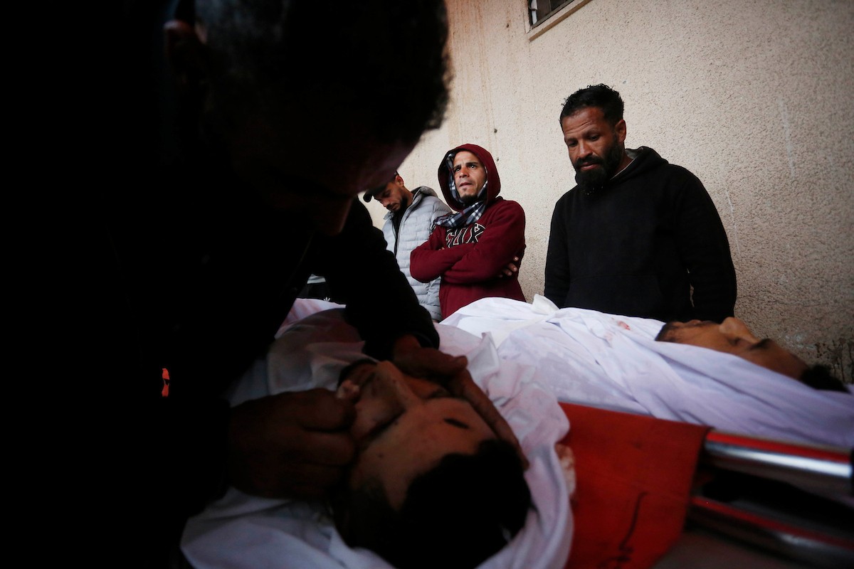 في السابع من أبريل/نيسان 2026، أقارب الضحايا يلقون نظرة أخيرة على جثامين فلسطينيين سقطوا في غارة جوية إسرائيلية شرق مخيم المغازي للاجئين، داخل مستشفى شهداء الأقصى في دير البلح بوسط قطاع غزة.  (صورة: أحمد إبراهيم)