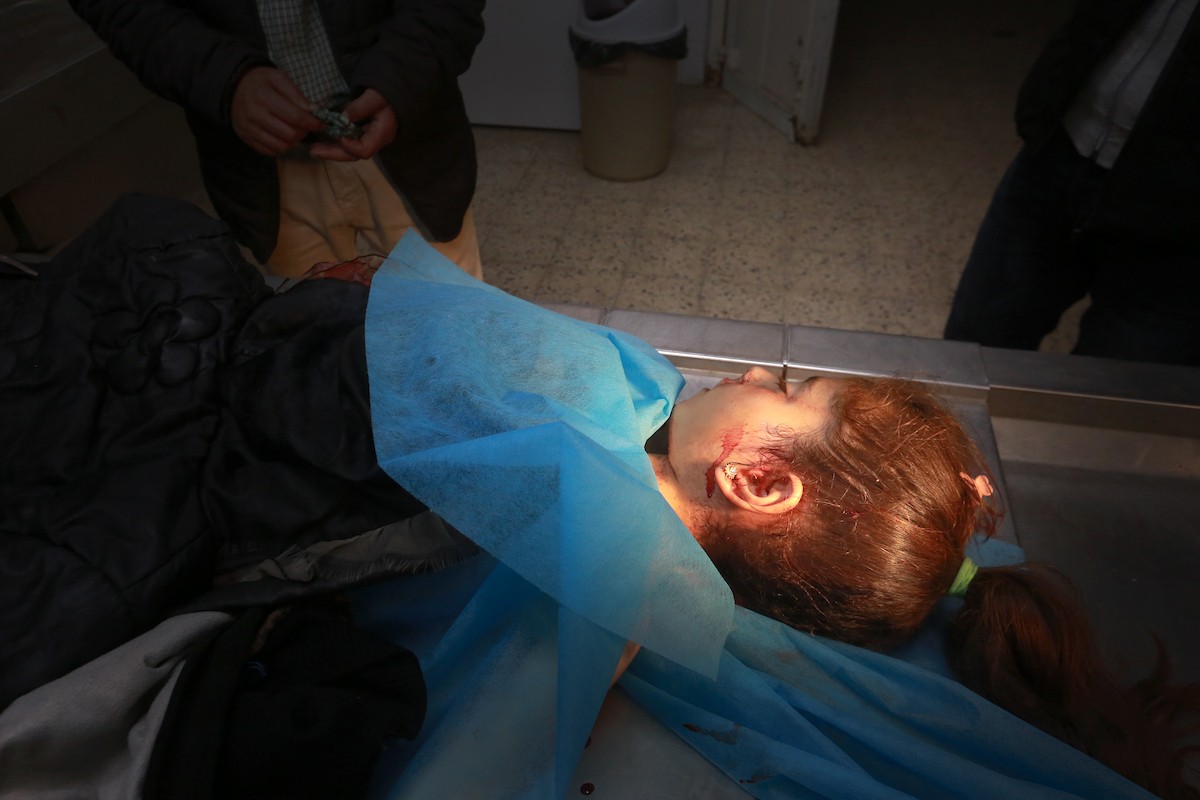 ودّع فلسطينيون جثمان الطفلة ريتاج عبد الرؤوف ريحان، البالغة من العمر 13 عامًا، في مستشفى الشفاء بمدينة غزة. وقد استشهدت ريتا بنيران الجيش الإسرائيلي التي استهدفت خيام النازحين في بيت لاهيا شمال قطاع غزة. 9 أبريل/نيسان 2026. صورة: بلال أسامة