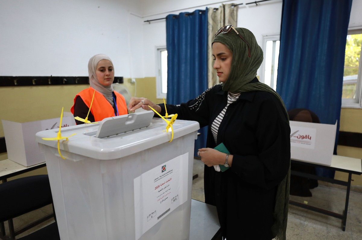 الفلسطينيون يدلون بأصواتهم خلال الانتخابات البلدية لعام 2026 في قرية السرة، غرب نابلس في الضفة الغربية، في 25 أبريل/نيسان 2026. (صورة: أيمن أمين)