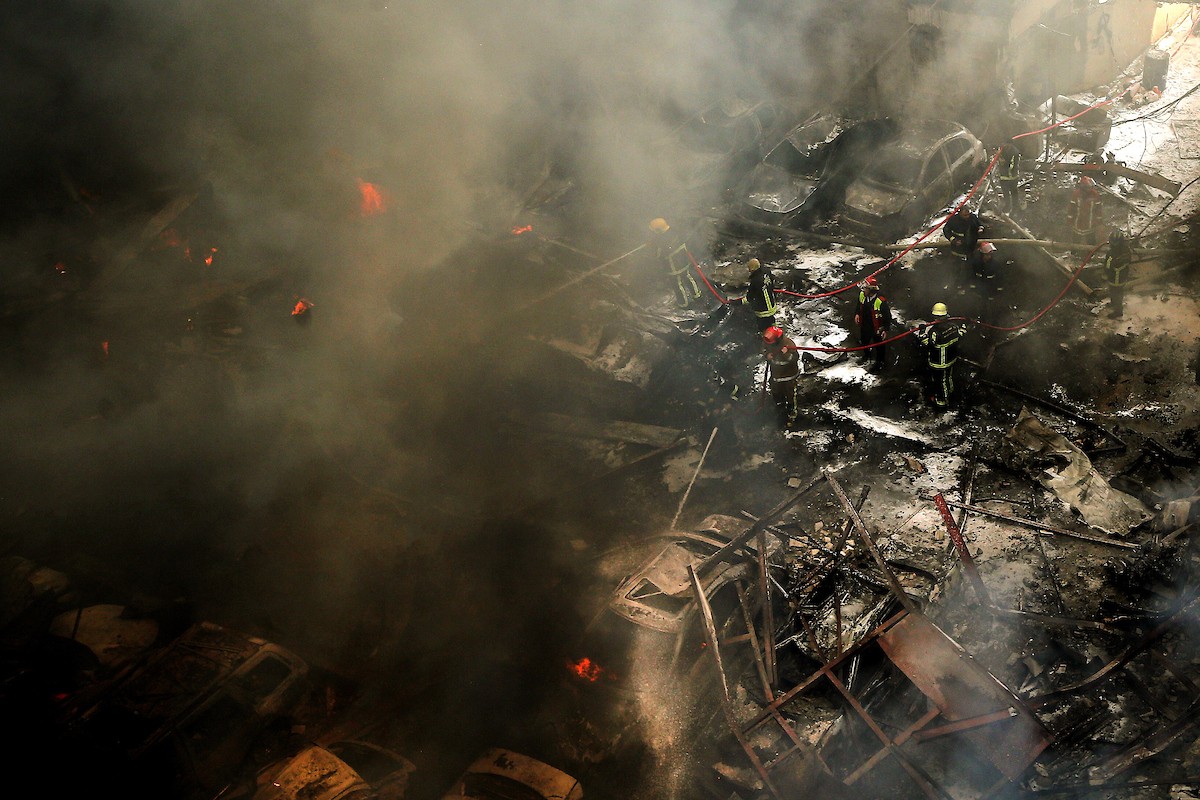 8 أبريل/نيسان 2026، بيروت، لبنان: يتصاعد الدخان من الضاحية الجنوبية لبيروت، معقل حزب الله الموالي لإيران، عقب موجة من الغارات الجوية الإسرائيلية المتزامنة (حقوق الصورة: © مروان نعماني/وكالة الأنباء الألمانية ZUMA Press/APA Images)