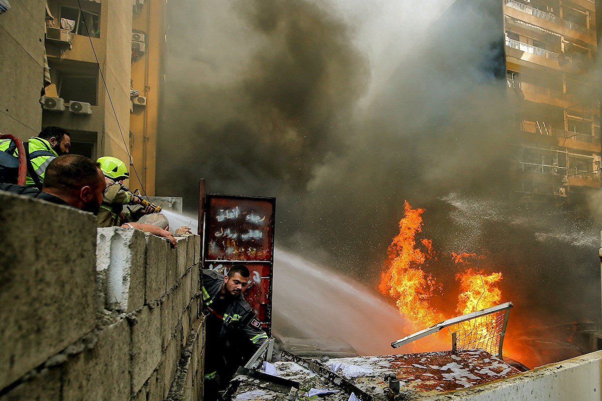 8 أبريل/نيسان 2026، بيروت، لبنان: يتصاعد الدخان من الضاحية الجنوبية لبيروت، معقل حزب الله الموالي لإيران، عقب موجة من الغارات الجوية الإسرائيلية المتزامنة (حقوق الصورة: © مروان نعماني/وكالة الأنباء الألمانية ZUMA Press/APA Images)