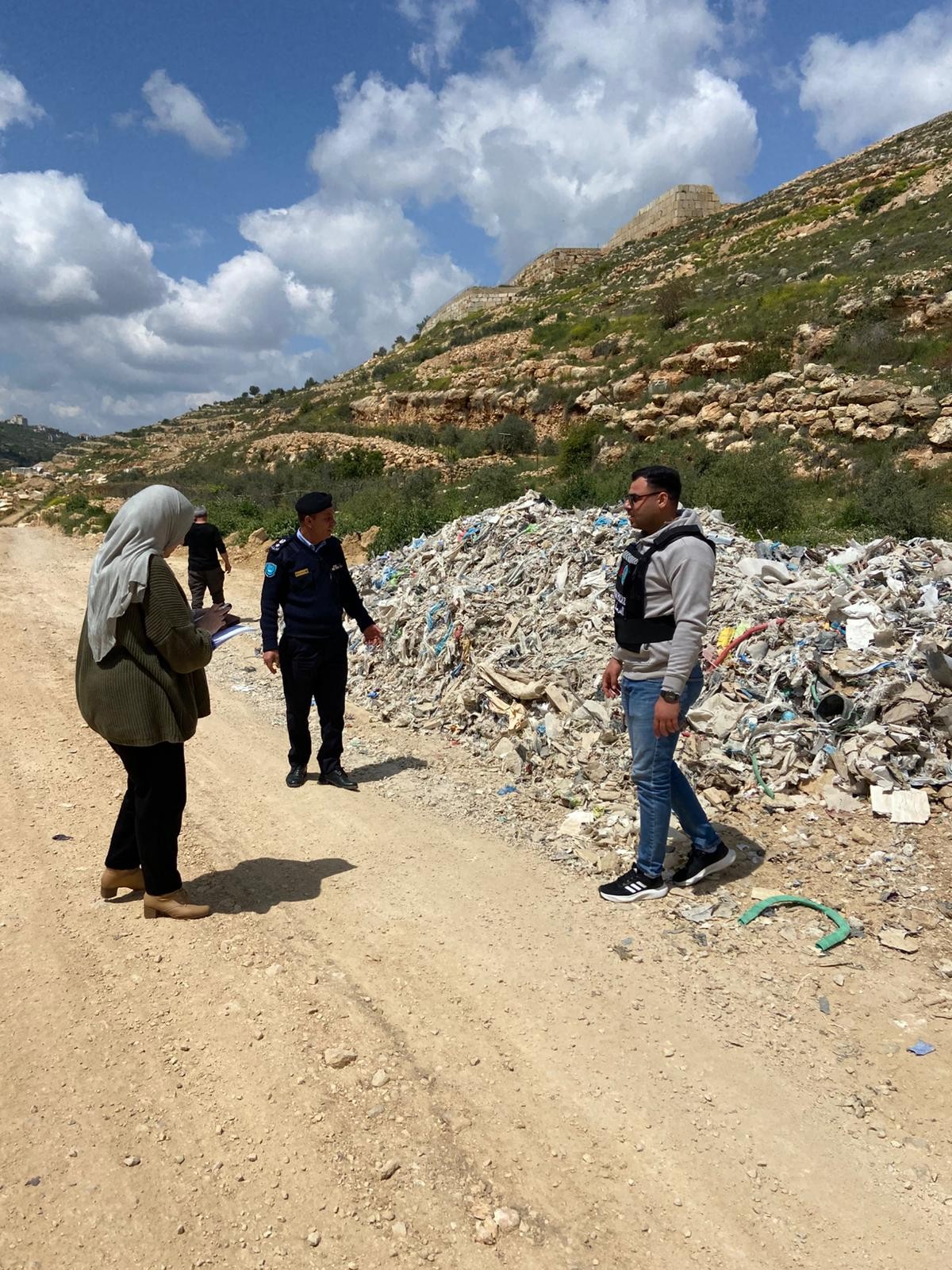 سلطة جودة البيئة تستجيب لمناشدة المواطنين في بلدة بدو وتزيل بؤرة نفايات عشوائي.jpg