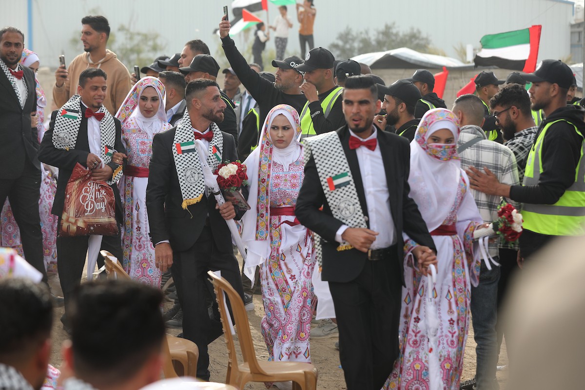 حفل زفاف جماعي لنحو 300 عروس وعريس، تحت عنوان فستان الفرح 2، نظمته مؤسسة الفارس الشم في دير البلح، وسط قطاع غزة، في 24 أبريل/نيسان 2026، (صورة: معز صالحي)