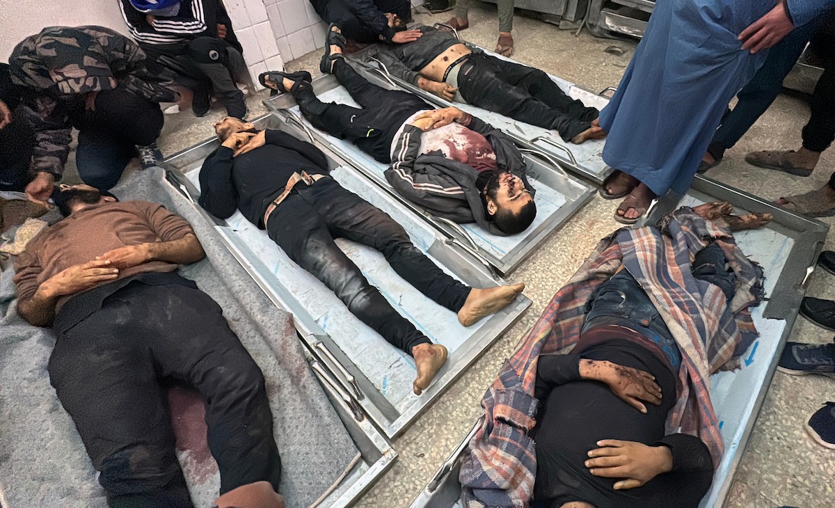 في السابع من أبريل/نيسان 2026، أقارب الضحايا يلقون نظرة أخيرة على جثامين فلسطينيين سقطوا في غارة جوية إسرائيلية شرق مخيم المغازي للاجئين، داخل مستشفى شهداء الأقصى في دير البلح بوسط قطاع غزة.  (صورة: أحمد إبراهيم)