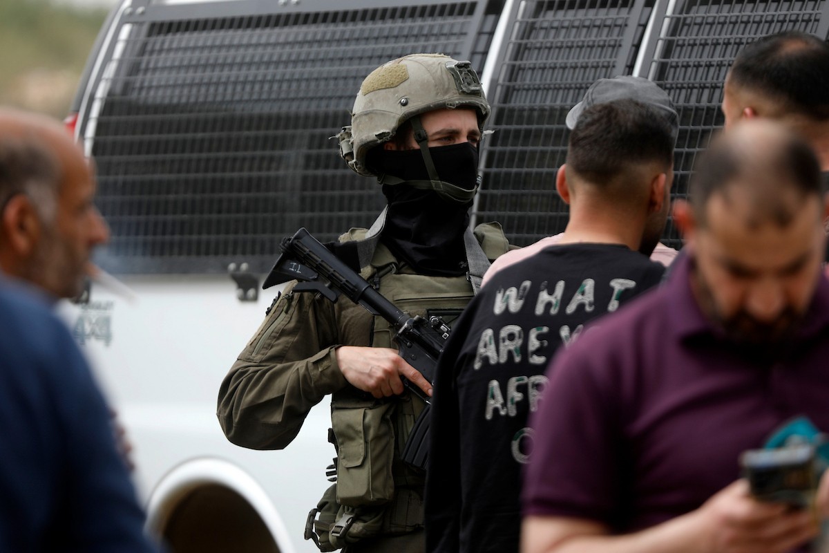 يحاول فلسطينيون الوصول إلى أراضيهم الزراعية في بلدة حلحول شمال الخليل جنوب الضفة الغربية، إلا أن الجيش الإسرائيلي يمنعهم من ذلك، وفق ما أفاد به شهود عيان،  17 أبريل/نيسان 2026. صورة: مأمون وزواز