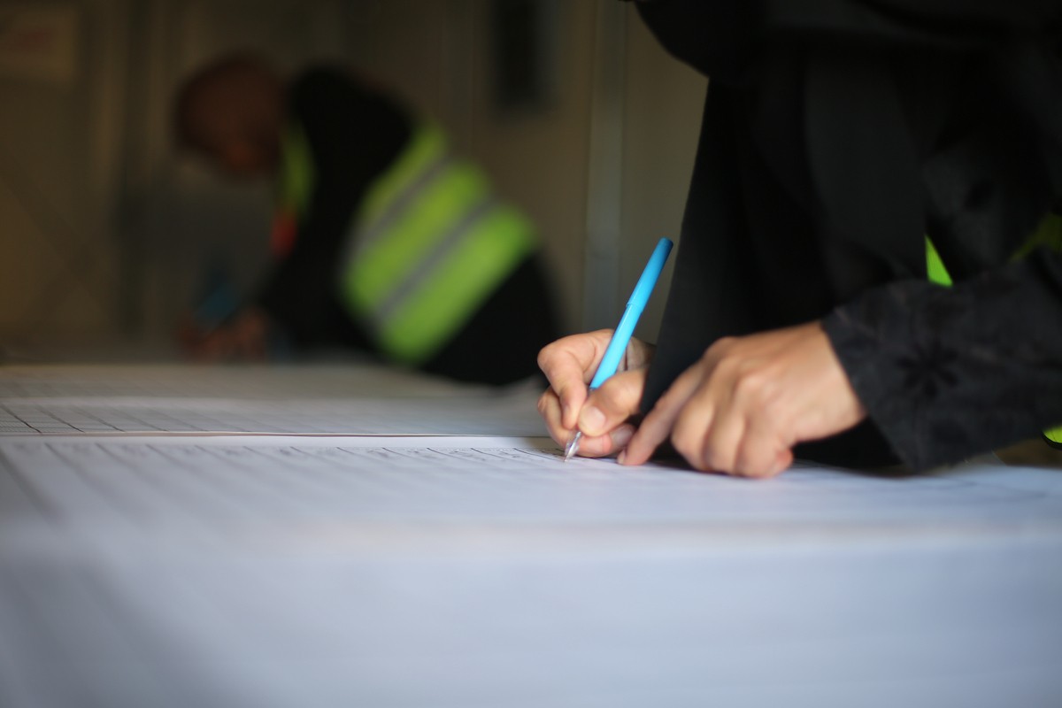 فرز أصوات الناخبين داخل مركز اقتراع في دير البلح، في 25 أبريل/نيسان 2026. وقد جرت الانتخابات البلدية اليوم في الضفة الغربية ووسط قطاع غزة، في أول انتخابات منذ بدء حرب غزة. (صورة: هادي داود)