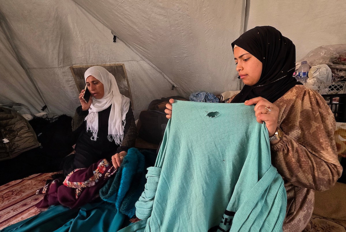 قبل أيام من موعد زفافها، فوجئت الشابة الفلسطينية أماني أبو سلمى بتلف جهازها بالكامل، بعد أن دمرت القوارض مقتنياتها داخل خيمتها في أحد مخيمات النزوح بمدينة خان يونس جنوب قطاع غزة.19 أبريل/نيسان 2026، (تصوير: طارق محمد )