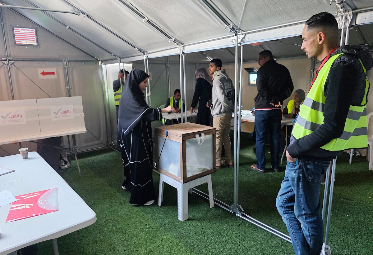 الفلسطينيون يدلون بأصواتهم في مركز اقتراع خلال الانتخابات البلدية في دير البلح، قطاع غزة، في 25 أبريل/نيسان 2026 بعد أكثر من 20 عاما، (صورة: طارق محمد)