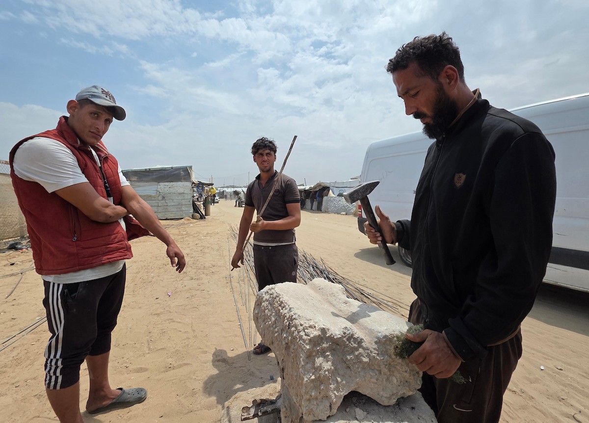 يبيع فلسطينيون موادًا مُستصلحة من أنقاض منازلهم المدمرة، بما في ذلك المعادن والخشب والأبواب ومستلزمات النظافة، في سوق للخردة بمنطقة المواصي في خان يونس جنوب قطاع غزة، في 27 أبريل/نيسان 2026 (صورة: طارق محمد)