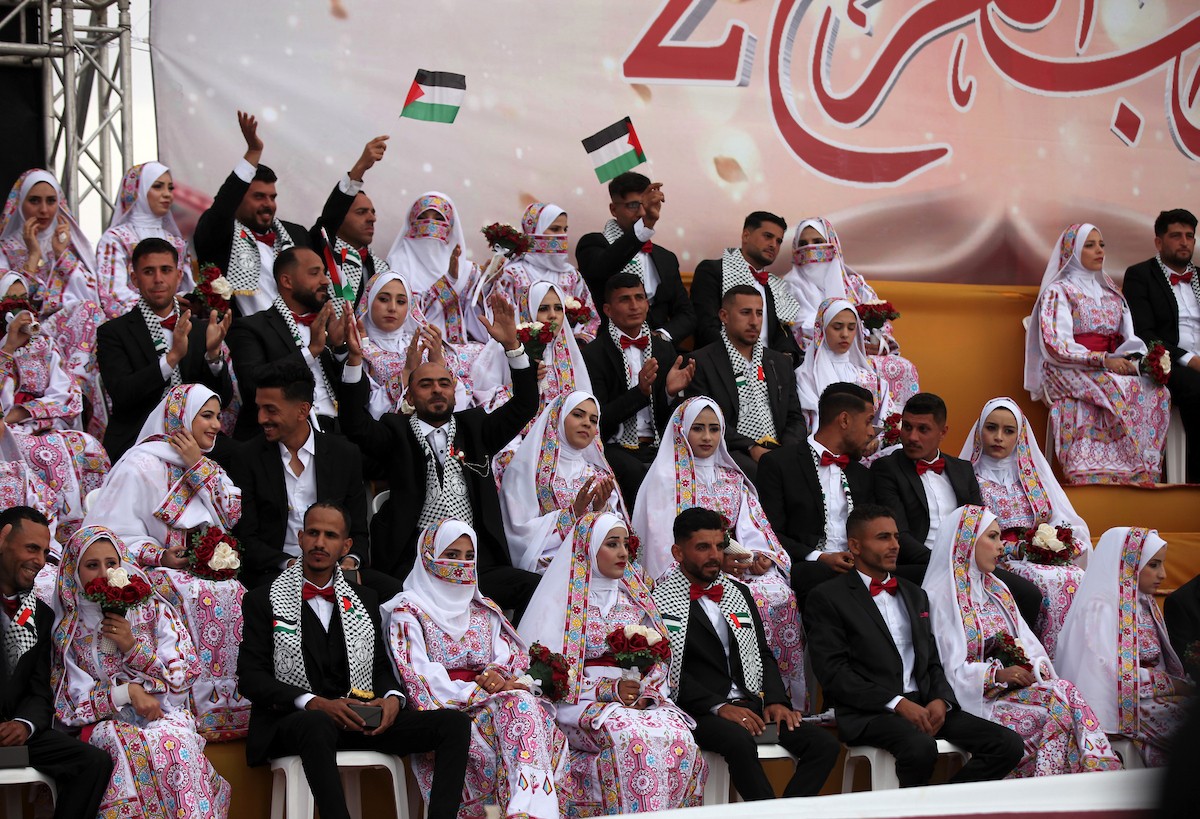 حفل زفاف جماعي لنحو 300 عروس وعريس، تحت عنوان فستان الفرح 2، نظمته مؤسسة الفارس الشم في دير البلح، وسط قطاع غزة، في 24 أبريل/نيسان 2026، (صورة: معز صالحي)