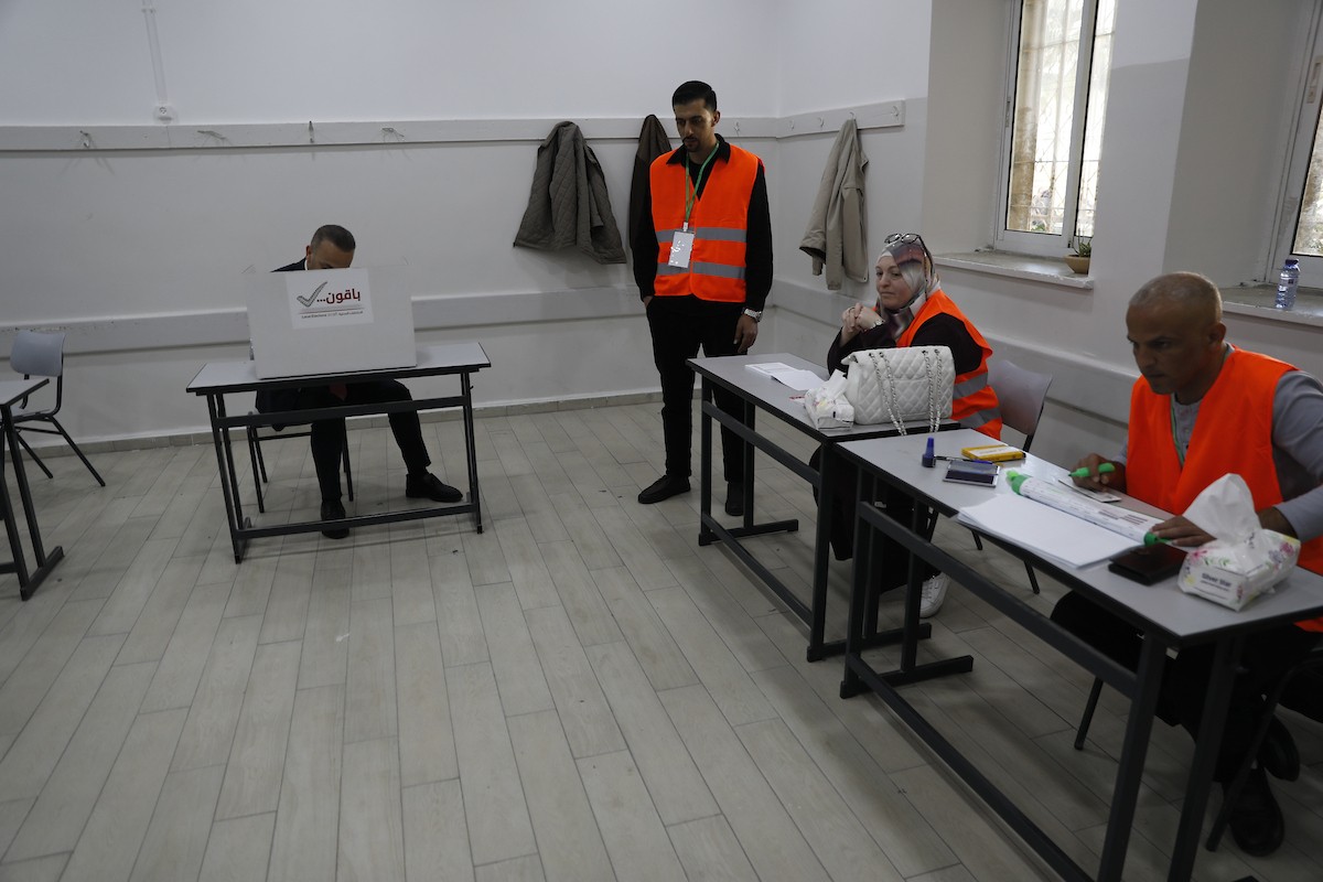 الناخبون الفلسطينيون يدلون بأصواتهم في مراكز الاقتراع خلال انتخابات المجالس البلدية في الخليل، الضفة الغربية، في 25 أبريل/نيسان 2026. (صورة: مأمون وزواز)