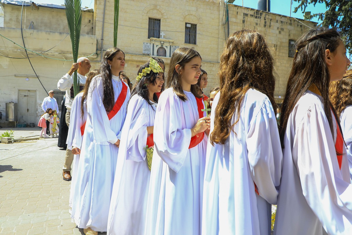 حضر مسيحيون أرثوذكس مقيمون في مدينة غزة، قداسًا في كنيسة القديس بورفيريوس احتفالًا بأحد الشعانين، الذي يُحيي ذكرى دخول السيد المسيح إلى القدس واستقبال الشعب له بأغصان النخيل، 5 أبريل/نيسان 2026. تصوير: هاشم زامو/apaimages