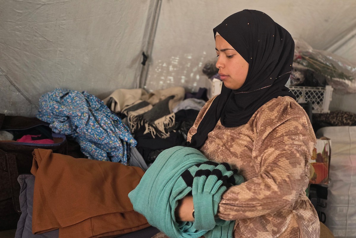 قبل أيام من موعد زفافها، فوجئت الشابة الفلسطينية أماني أبو سلمى بتلف جهازها بالكامل، بعد أن دمرت القوارض مقتنياتها داخل خيمتها في أحد مخيمات النزوح بمدينة خان يونس جنوب قطاع غزة.19 أبريل/نيسان 2026، (تصوير: طارق محمد )