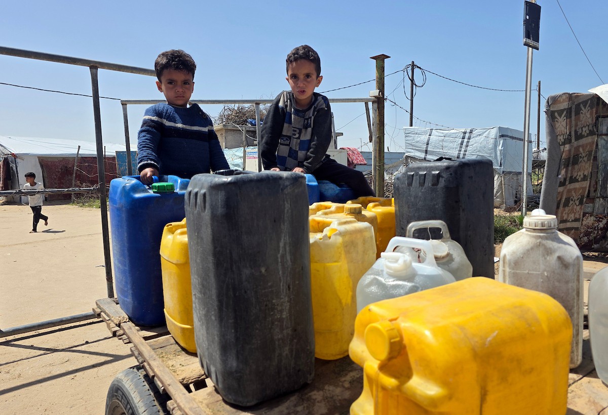 شارك فلسطينيون نازحون في اعتصام احتجاجي جنوب خان يونس، داخل مخيمات النزوح، مطالبين بإنهاء أزمة مياه الشرب، 5 أبريل/نيسان 2026. تصوير: طارق محمد (APA Images).