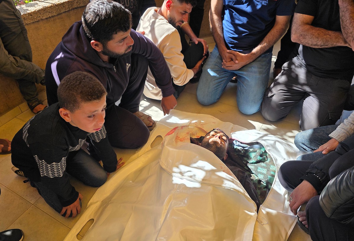 ودّعَ فلسطينيون جثمان يوسف منصور، الذي استُشهد في غارة جوية إسرائيلية أثناء صيده الطيور في منطقة المواصي بخان يونس، جنوب قطاع غزة. 9 أبريل/نيسان 2026. صورة: طارق محمد