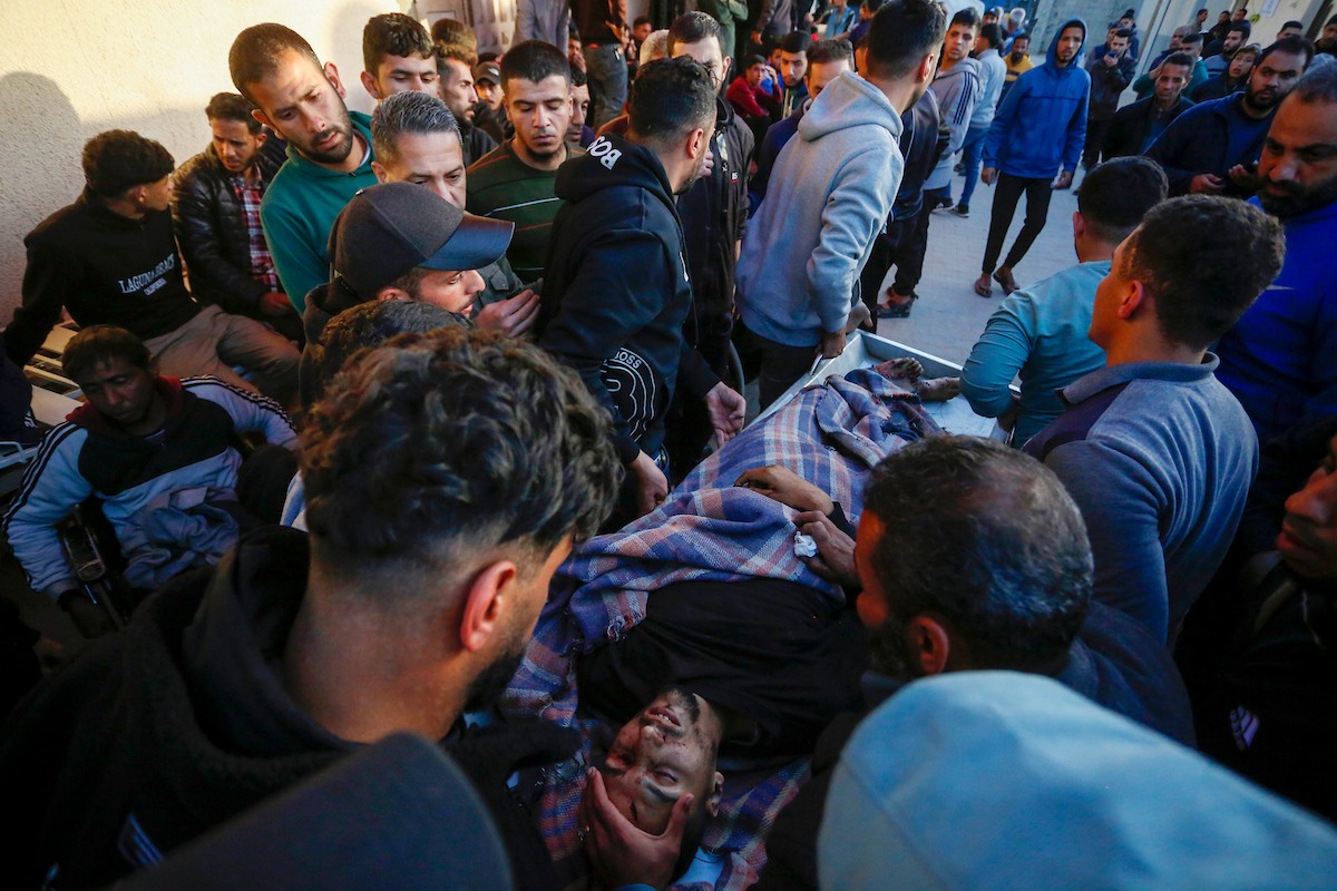 ودّع فلسطينيون عدداً من الجثث في مستشفى شهداء الأقصى بدير البلح. وقد سقط الضحايا جراء القصف الإسرائيلي وإطلاق النار من فصائل مسلحة متعاونة مع الجيش الإسرائيلي، شرق مخيم المغازي وسط قطاع غزة، في 6 أبريل/نيسان 2026. (صورة: أحمد إبراهيم)