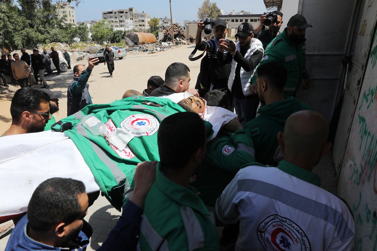 مشيعون فلسطينيون يودعون جثمان المسعف إبراهيم صقر خلال جنازته في مستشفى الشفاء بمدينة غزة في 29 أبريل/نيسان 2026. (صورة: بلال أسامة)