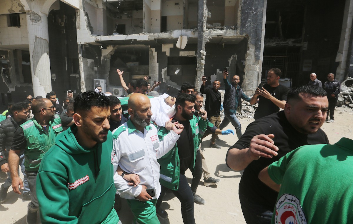 مشيعون فلسطينيون يودعون جثمان المسعف إبراهيم صقر خلال جنازته في مستشفى الشفاء بمدينة غزة في 29 أبريل/نيسان 2026. (صورة: بلال أسامة)