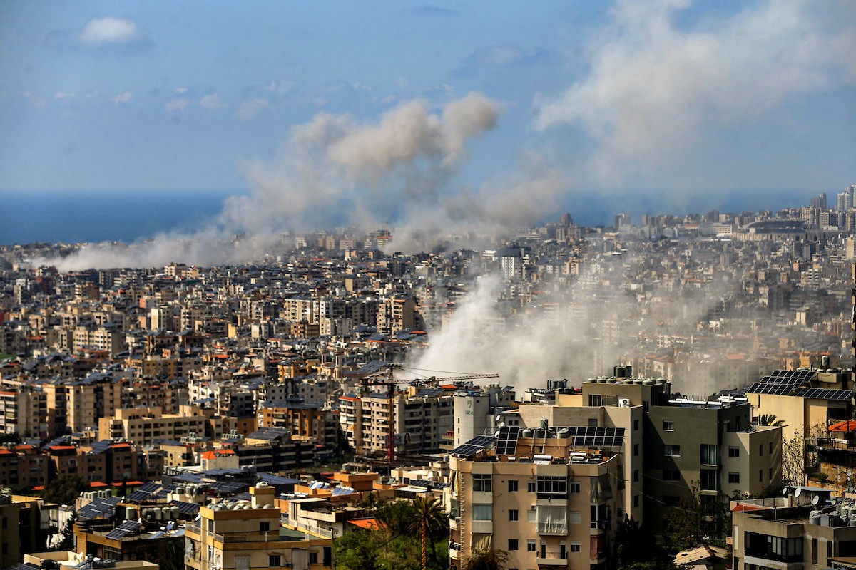 8 أبريل/نيسان 2026، بيروت، لبنان: يتصاعد الدخان من الضاحية الجنوبية لبيروت، معقل حزب الله الموالي لإيران، عقب موجة من الغارات الجوية الإسرائيلية المتزامنة (حقوق الصورة: © مروان نعماني/وكالة الأنباء الألمانية ZUMA Press/APA Images)