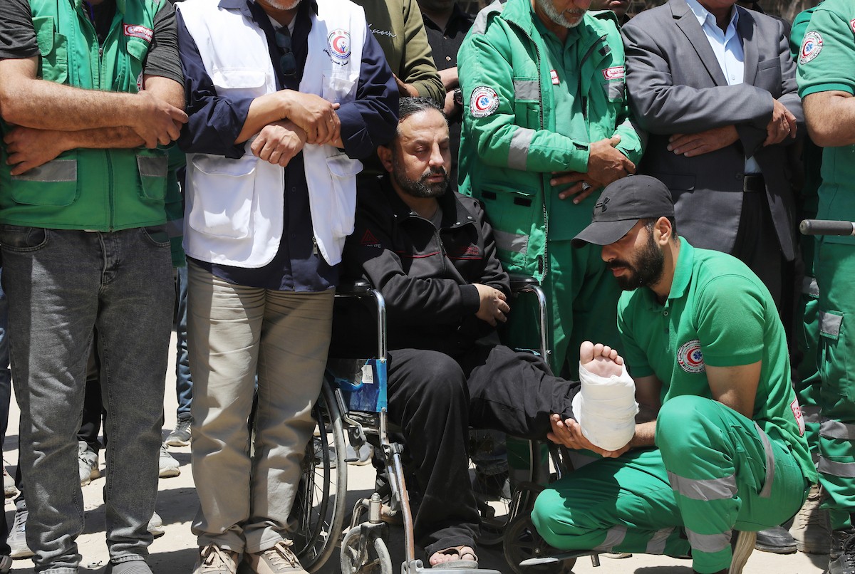 مشيعون فلسطينيون يودعون جثمان المسعف إبراهيم صقر خلال جنازته في مستشفى الشفاء بمدينة غزة في 29 أبريل/نيسان 2026. (صورة: بلال أسامة)