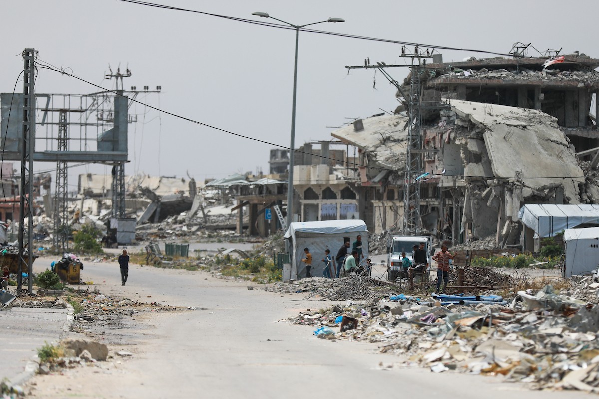 يعيش الفلسطينيون ظروفاً صعبة قرب الخط الأصفر شرق خان يونس، جنوب قطاع غزة، في 27 أبريل/نيسان 2026، حيث يواجهون إطلاق نار متكرر في منطقة تُعتبر خطرة، على طول خط حدودي أعادت القوات الإسرائيلية انتشارها فيه بموجب اتفاق وقف إطلاق النار. (صورة: رمزي أبو عامر)