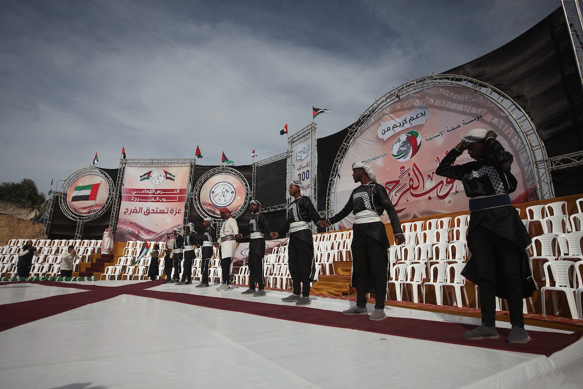 حفل زفاف جماعي لنحو 300 عروس وعريس، تحت عنوان فستان الفرح 2، نظمته مؤسسة الفارس الشم في دير البلح، وسط قطاع غزة، في 24 أبريل/نيسان 2026، (صورة: معز صالحي)