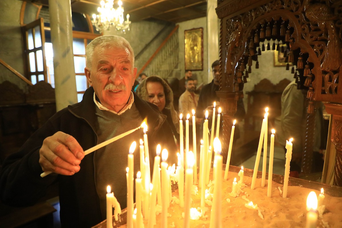 حضر مسيحيون أرثوذكس مقيمون في مدينة غزة، قداسًا في كنيسة القديس بورفيريوس احتفالًا بأحد الشعانين، الذي يُحيي ذكرى دخول السيد المسيح إلى القدس واستقبال الشعب له بأغصان النخيل، 5 أبريل/نيسان 2026. تصوير: هاشم زامو/apaimages