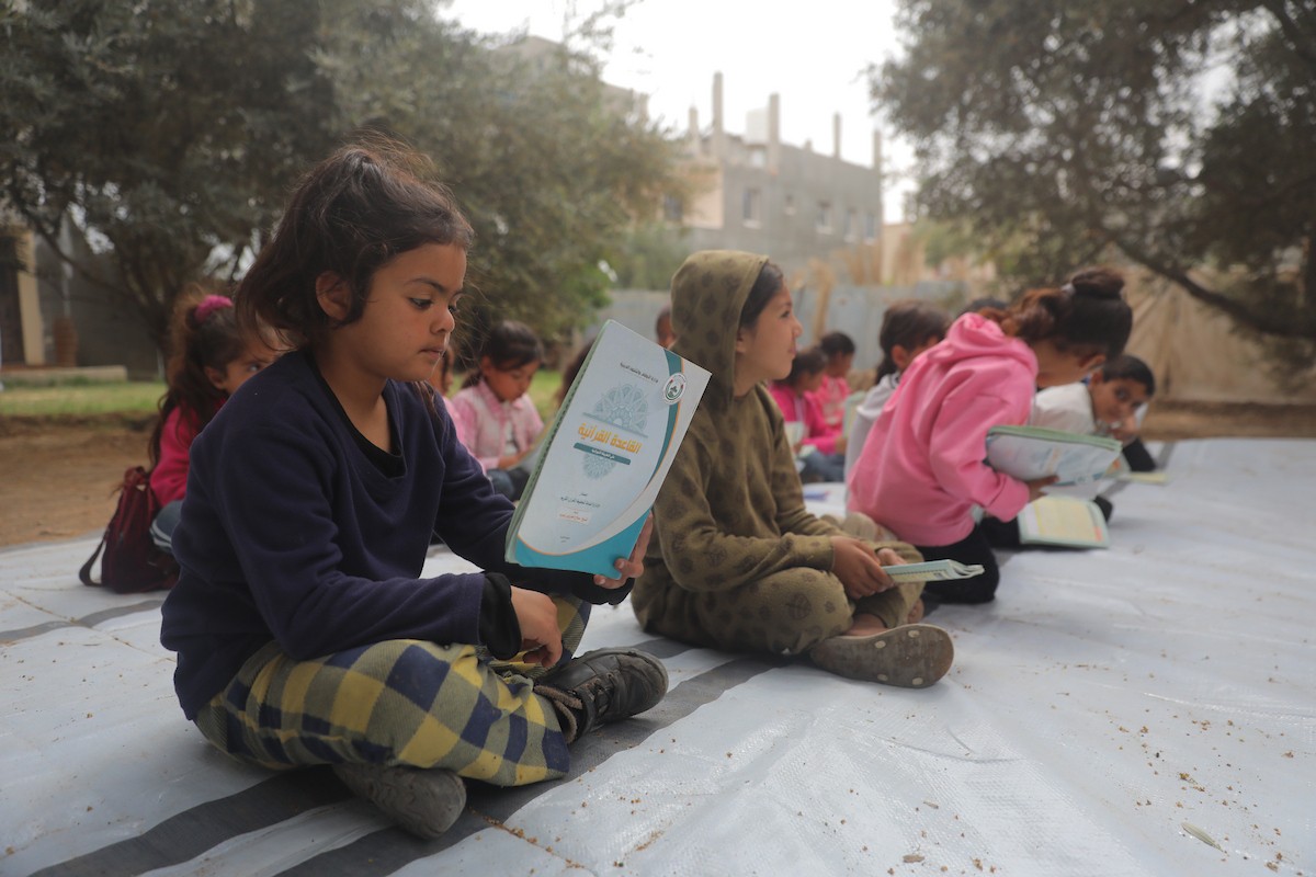يشارك أطفال فلسطينيون في أنشطة ترفيهية ودعم نفسي اجتماعي في مخيم الزهور للنازحين في مخيم النصيرات للاجئين وسط قطاع غزة. 26 أبريل/نيسان 2026، (تصوير: حسن الجديدي)