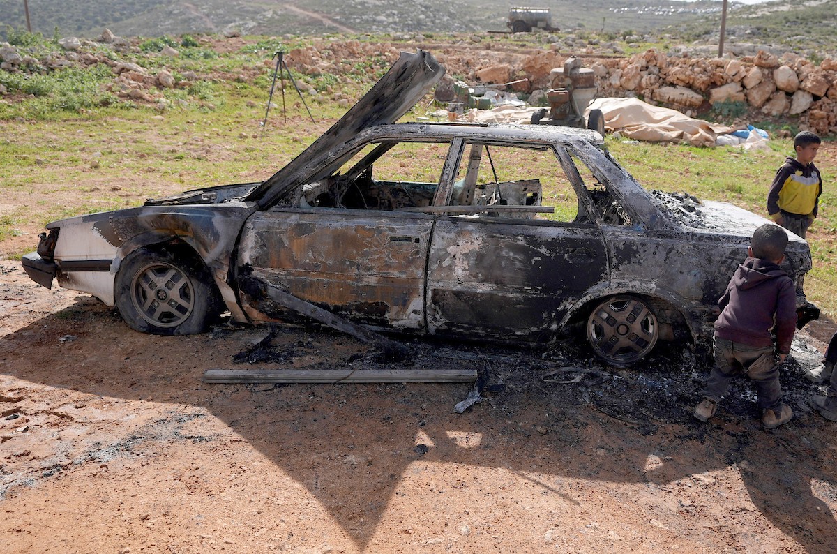 يتفقد فلسطينيون الأضرار التي لحقت بقواربهم وممتلكاتهم إثر هجوم شنه مستوطنون إسرائيليون على مشارف قرية اللبان الشرقية، جنوب نابلس في الضفة الغربية. 6 أبريل/نيسان 2026. تصوير: محمد ناصر