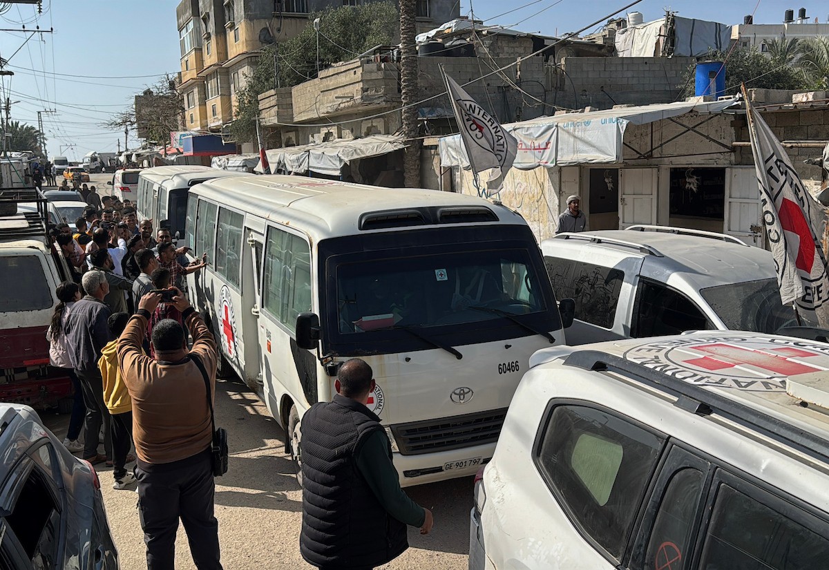 نُقل 24 أسيرًا فلسطينيًا أفرجت عنهم القوات الإسرائيلية إلى مستشفى شهداء الأقصى في دير البلح، وسط قطاع غزة، من قبل اللجنة الدولية للصليب الأحمر في 19 أبريل/نيسان 2026. (صورة: أحمد إبراهيم)