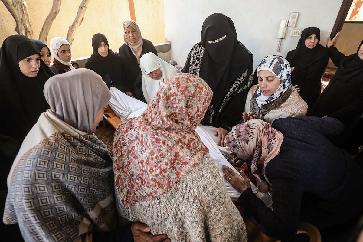 ينعى الفلسطينيون جثامين شهدائهم الفلسطينيين، الذين قُتلوا، بحسب مسعفين، في غارة جوية إسرائيلية ليلية، في مخيم البريج للاجئين الفلسطينيين، وسط قطاع غزة، في 11 أبريل/نيسان 2026. (صورة: معز صالحي)