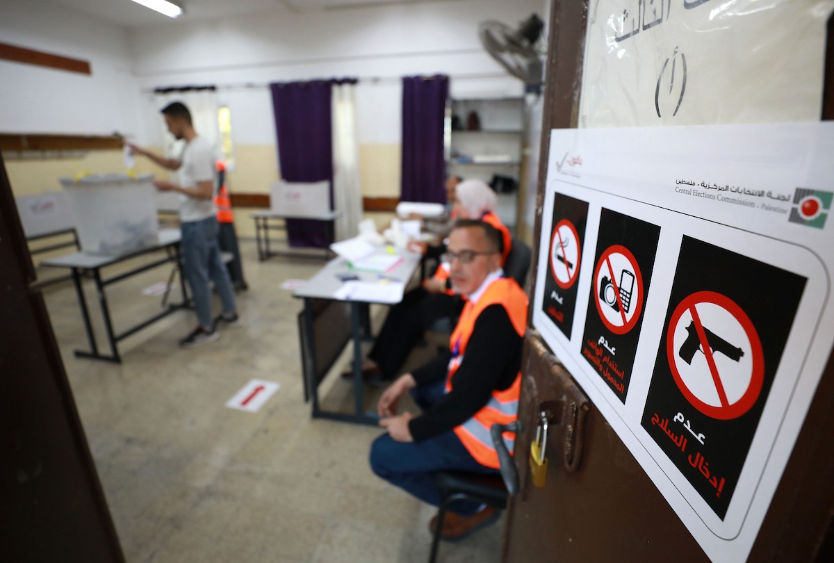 الفلسطينيون يدلون بأصواتهم خلال الانتخابات البلدية لعام 2026 في قرية السرة، غرب نابلس في الضفة الغربية، في 25 أبريل/نيسان 2026. (صورة: أيمن أمين)