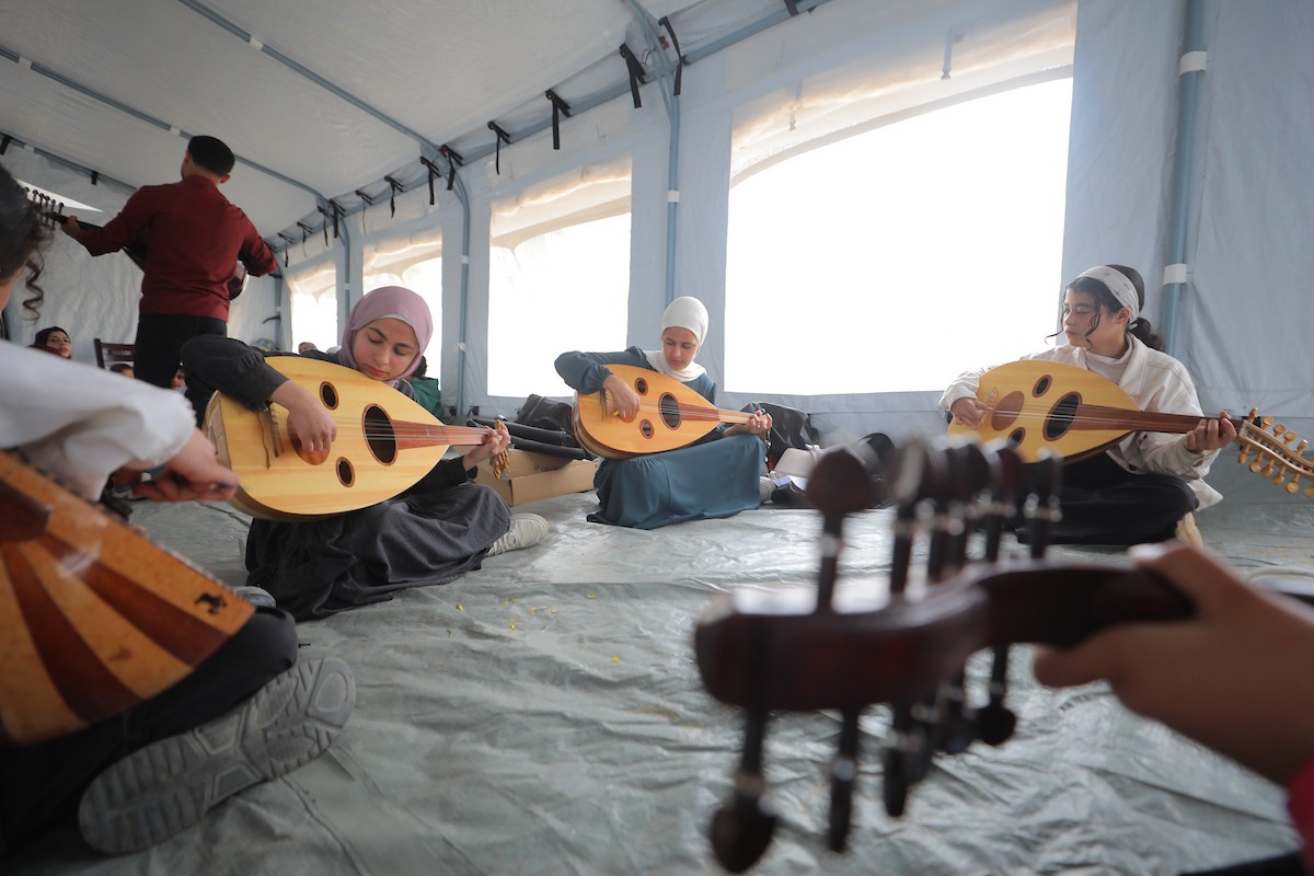 يشارك أطفال فلسطينيون في أنشطة ترفيهية ودعم نفسي اجتماعي في مخيم الزهور للنازحين في مخيم النصيرات للاجئين وسط قطاع غزة. 26 أبريل/نيسان 2026، (تصوير: حسن الجديدي)