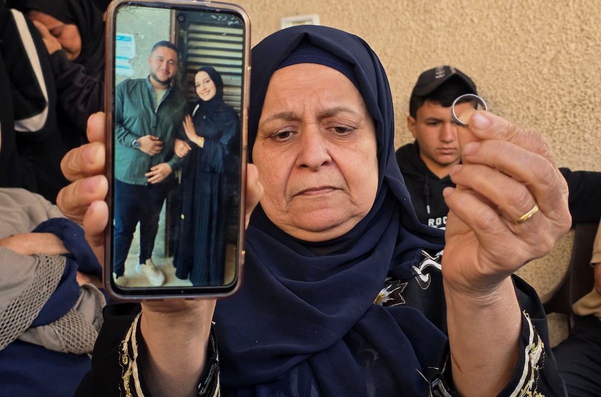 تعيش عائلة الفلسطيني درويش العتال في خان يونس جنوب قطاع غزة حالة من الحزن العميق، بعدما فقدت ابنها إثر غارة جوية إسرائيلية قبل يومين فقط من موعد زفافه، 23 أبريل/نيسان 2026. تصوير: طارق محمد