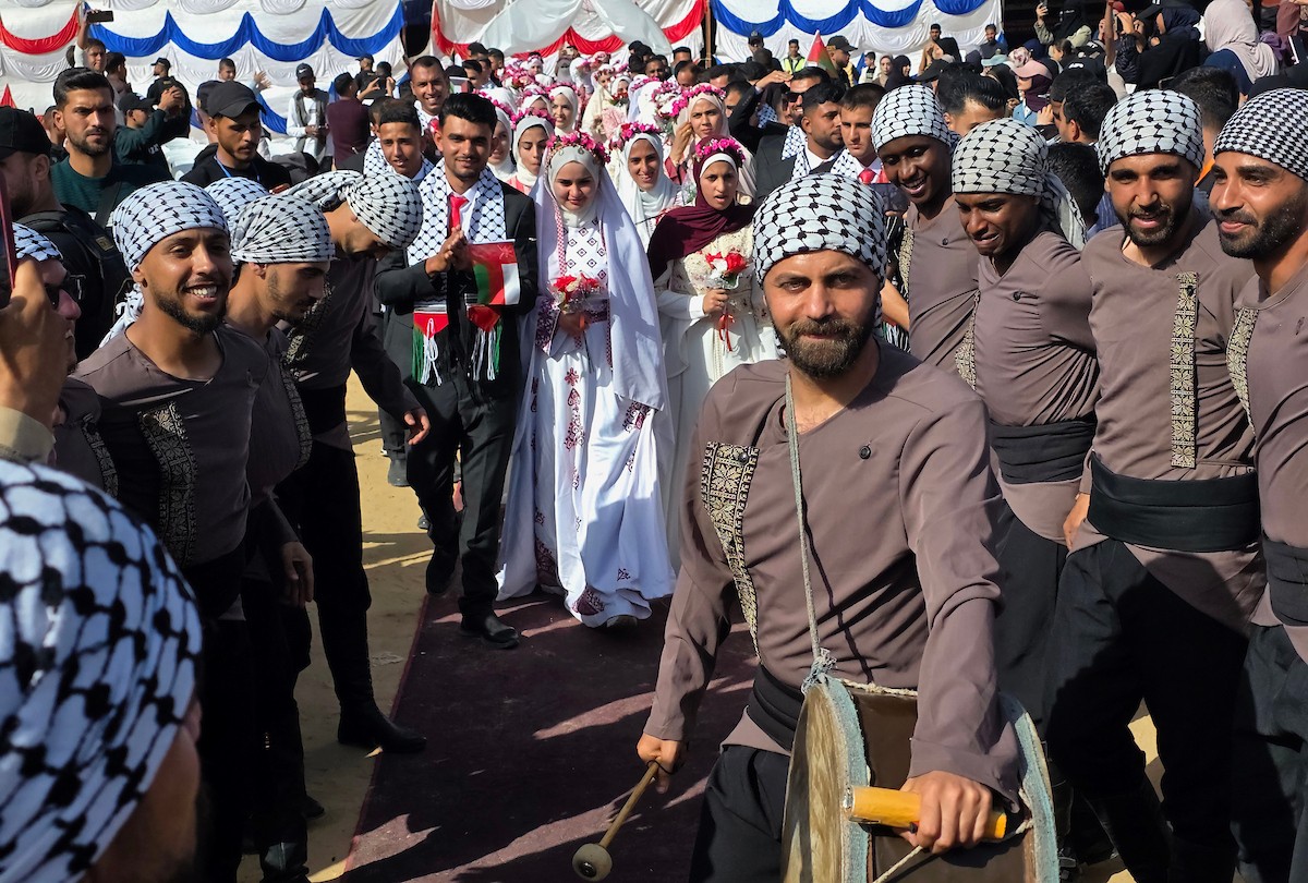 فلسطينيون يشاركون في حفل زفاف جماعي لخمسين عريساً فقدوا أفراداً من عائلاتهم خلال الحرب، ضمن مبادرة بعنوان أفراح رغم الجراح، في خان يونس، جنوب قطاع غزة. 26 أبريل/نيسان 2026، (تصوير: طارق محمد)