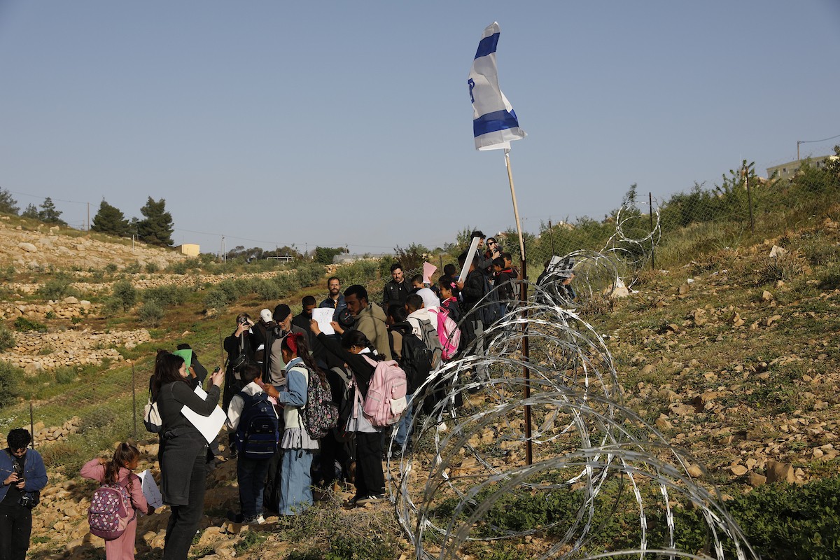 الخليل - أطفال خربة أم الخير وبمشاركة نشطاء سلام دوليين ينظمون وقفة سلمية احتجاجا على إغلاق الجيش الإسرائيلي للطريق الرئيسي المؤدي إلى مدارسهم منذ أسبوع، 19 أبريل/نيسان 2026. تصوير: مأمون وزواز