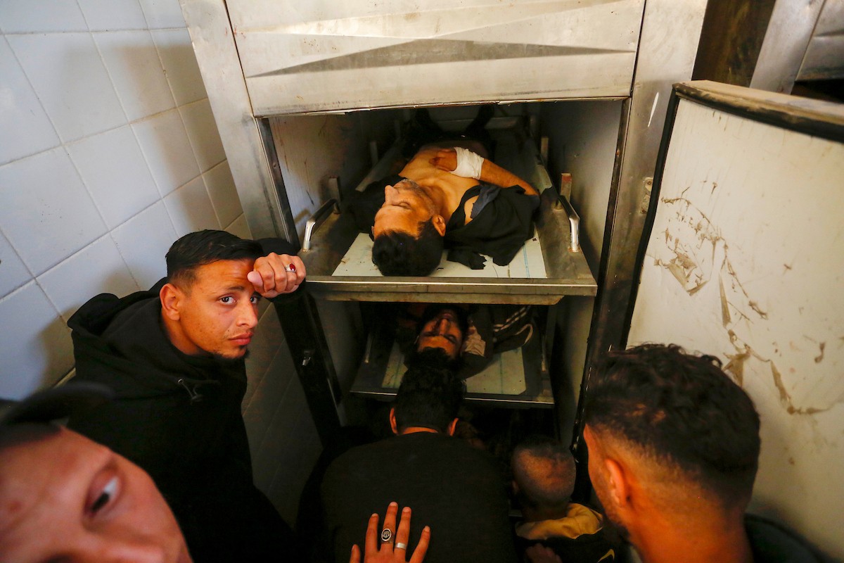 ودّع فلسطينيون عدداً من الجثث في مستشفى شهداء الأقصى بدير البلح. وقد سقط الضحايا جراء القصف الإسرائيلي وإطلاق النار من فصائل مسلحة متعاونة مع الجيش الإسرائيلي، شرق مخيم المغازي وسط قطاع غزة، في 6 أبريل/نيسان 2026. (صورة: أحمد إبراهيم)