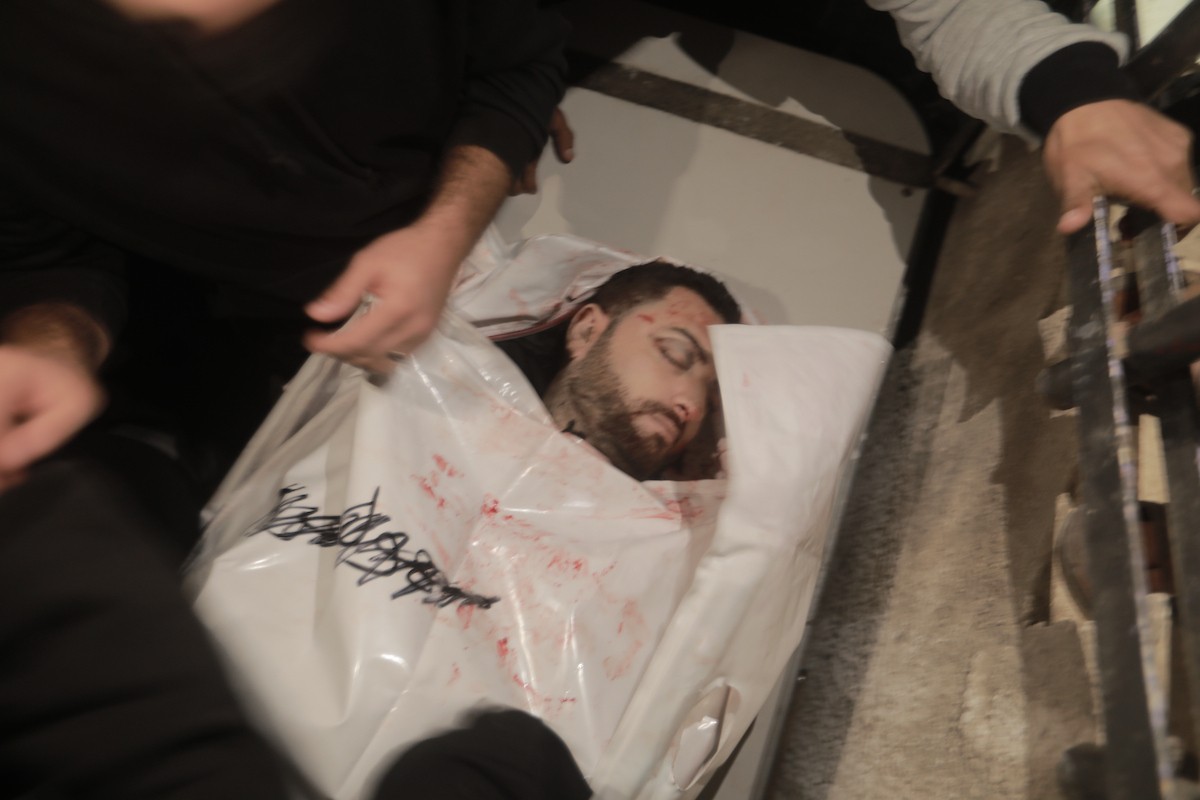 جثمان الزميل الصحفي محمد واشاح، مراسل قناة الجزيرة مباشر، الذي اغتيل في غارة جوية إسرائيلية استهدفت مركبته في شارع رشيد غرب مدينة غزة في 8 أبريل/نيسان 2026. (صورة: بلال أسامة)