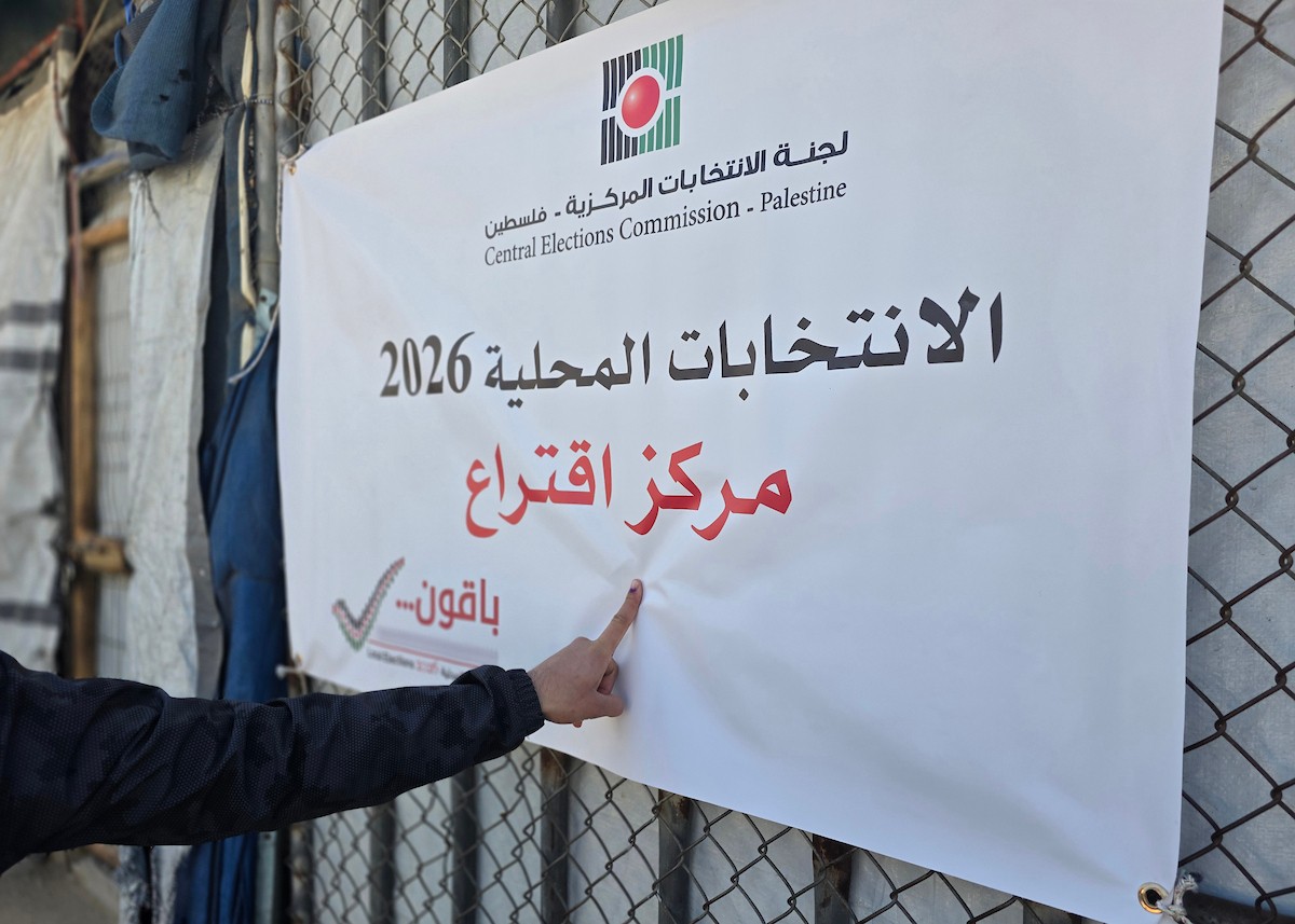 الفلسطينيون يدلون بأصواتهم في مركز اقتراع خلال الانتخابات البلدية في دير البلح، قطاع غزة، في 25 أبريل/نيسان 2026 بعد أكثر من 20 عاما، (صورة: طارق محمد)