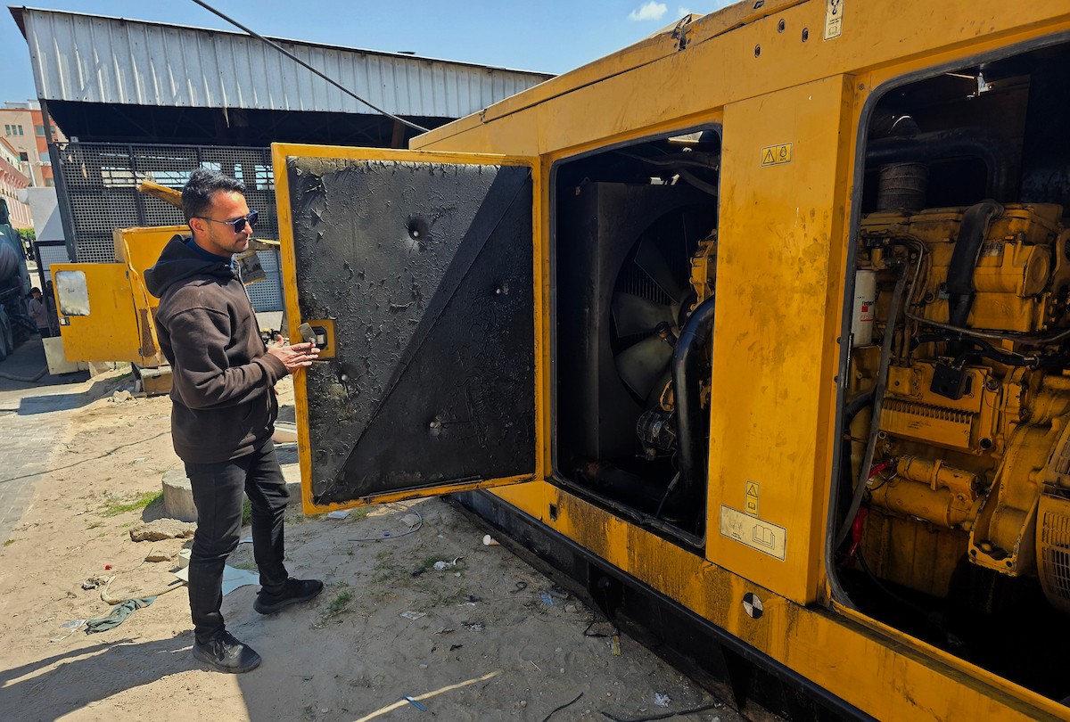 عقدت إدارة مجمع ناصر الطبي في خان يونس، جنوب قطاع غزة، مؤتمراً صحفياً ناقشت خلاله العواقب الوخيمة لنقص النفط وقطع الغيار اللازمة لتشغيل المولدات الكهربائية، وتأثير ذلك على الخدمات الصحية المقدمة، 12 أبريل/نيسان 2026. تصوير: طارق محمد