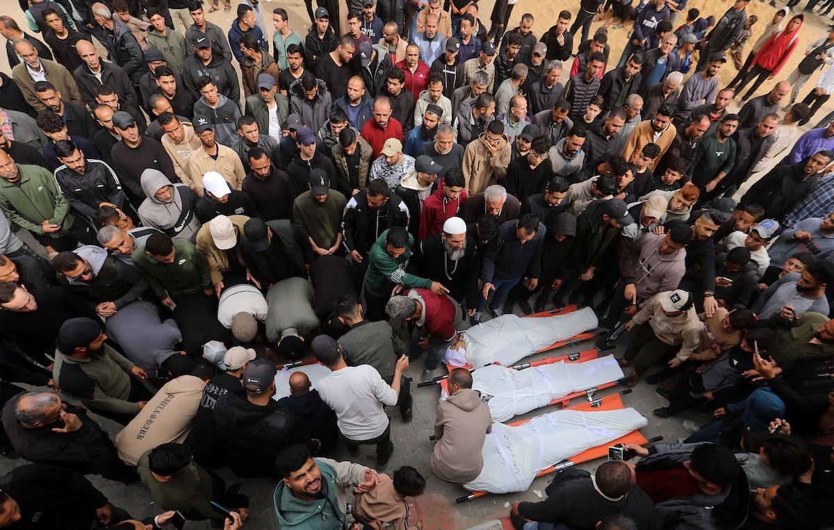 ودّع المشيّعون جثامين الفلسطينيين الذين سقطوا في غارة جوية إسرائيلية على مخيم الشاطئ للاجئين خلال جنازتهم في مدينة غزة في 15 أبريل/نيسان 2026. صورة: بلال أسامة