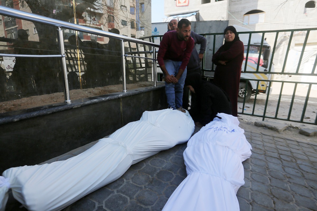 ودّع فلسطينيون جثامين 5 مواطنين بينهم 3 أطفال في مستشفى الشفاء بمدينة غزة، وكانوا قد سقطوا ليلة أمس في غارة إسرائيلية بمنطقة بيت لاهيا شمال قطاع غزة. 23 أبريل/نيسان 2026. صورة: بلال أسامة