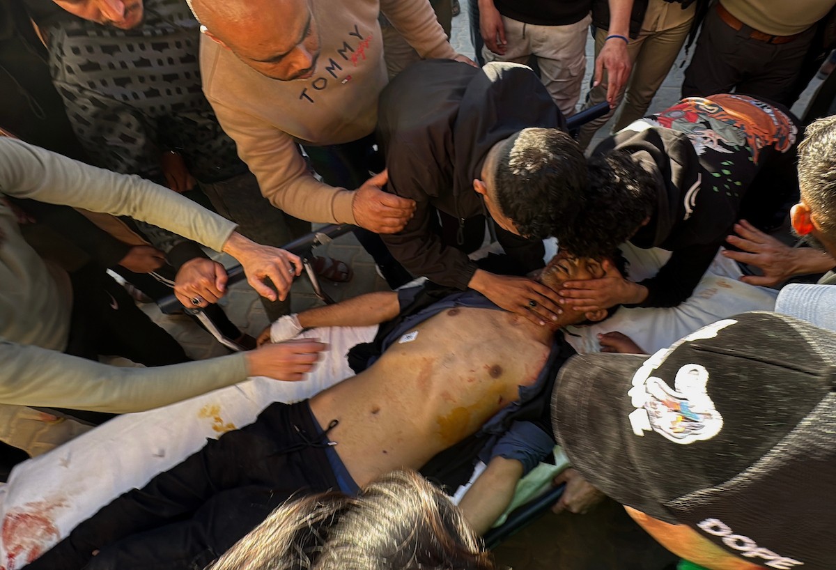 وصل عدد من الجثث وعشرات الجرحى، بينهم أطفال، إلى مستشفى شهداء الأقصى في دير البلح، نتيجة القصف الإسرائيلي وإطلاق النار من قبل جماعات مسلحة متعاونة مع الجيش الإسرائيلي، شرق مخيم المغازي في وسط قطاع غزة، في 6 أبريل/نيسان 2026. (صورة: أحمد إبراهيم)