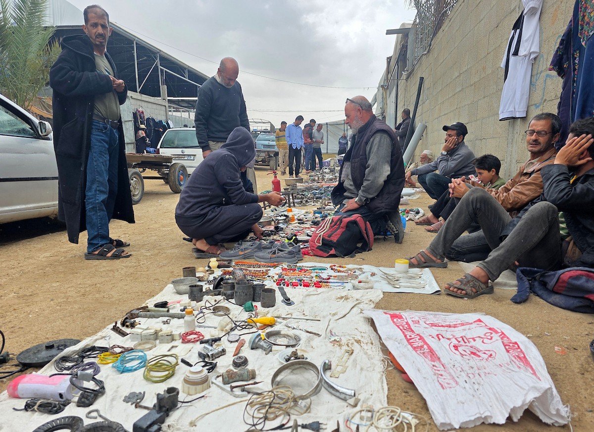 يبيع فلسطينيون موادًا مُستصلحة من أنقاض منازلهم المدمرة، بما في ذلك المعادن والخشب والأبواب ومستلزمات النظافة، في سوق للخردة بمنطقة المواصي في خان يونس جنوب قطاع غزة، في 27 أبريل/نيسان 2026 (صورة: طارق محمد)
