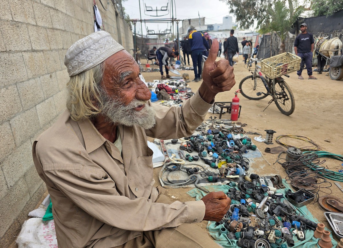 يبيع فلسطينيون موادًا مُستصلحة من أنقاض منازلهم المدمرة، بما في ذلك المعادن والخشب والأبواب ومستلزمات النظافة، في سوق للخردة بمنطقة المواصي في خان يونس جنوب قطاع غزة، في 27 أبريل/نيسان 2026 (صورة: طارق محمد)