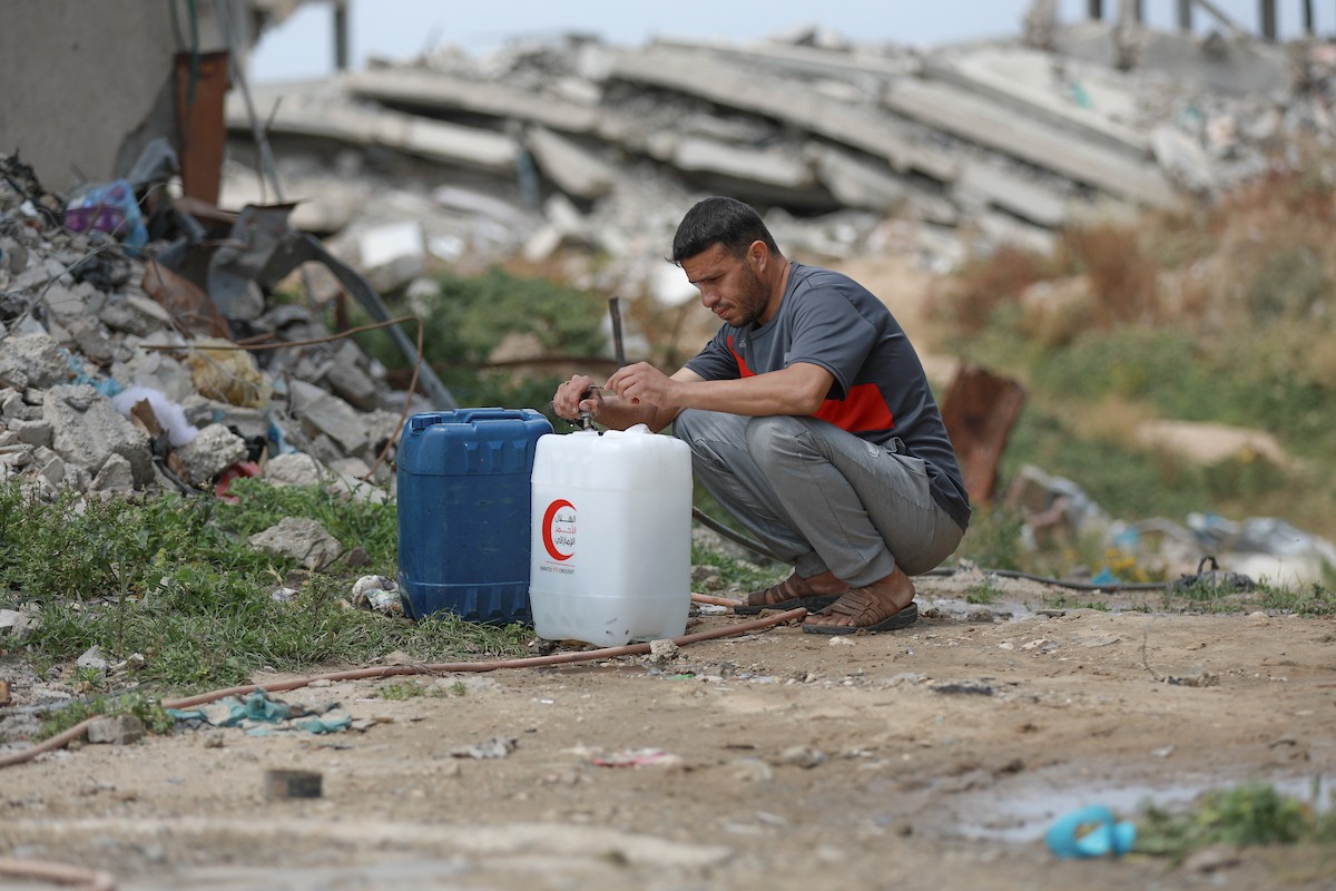 يعيش الفلسطينيون ظروفاً صعبة قرب الخط الأصفر شرق خان يونس، جنوب قطاع غزة، في 27 أبريل/نيسان 2026، حيث يواجهون إطلاق نار متكرر في منطقة تُعتبر خطرة، على طول خط حدودي أعادت القوات الإسرائيلية انتشارها فيه بموجب اتفاق وقف إطلاق النار. (صورة: رمزي أبو عامر)