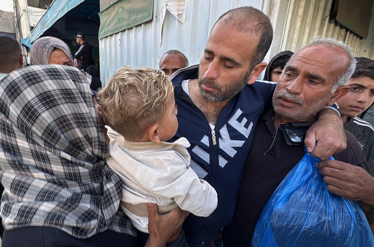 نُقل 24 أسيرًا فلسطينيًا أفرجت عنهم القوات الإسرائيلية إلى مستشفى شهداء الأقصى في دير البلح، وسط قطاع غزة، من قبل اللجنة الدولية للصليب الأحمر في 19 أبريل/نيسان 2026. (صورة: أحمد إبراهيم)