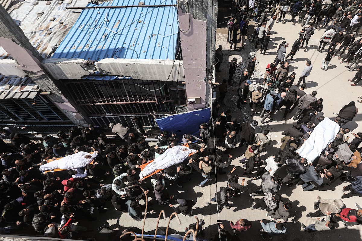 ينعى الفلسطينيون جثامين شهدائهم الفلسطينيين، الذين قُتلوا، بحسب مسعفين، في غارة جوية إسرائيلية ليلية، في مخيم البريج للاجئين الفلسطينيين، وسط قطاع غزة، في 11 أبريل/نيسان 2026. (صورة: معز صالحي)