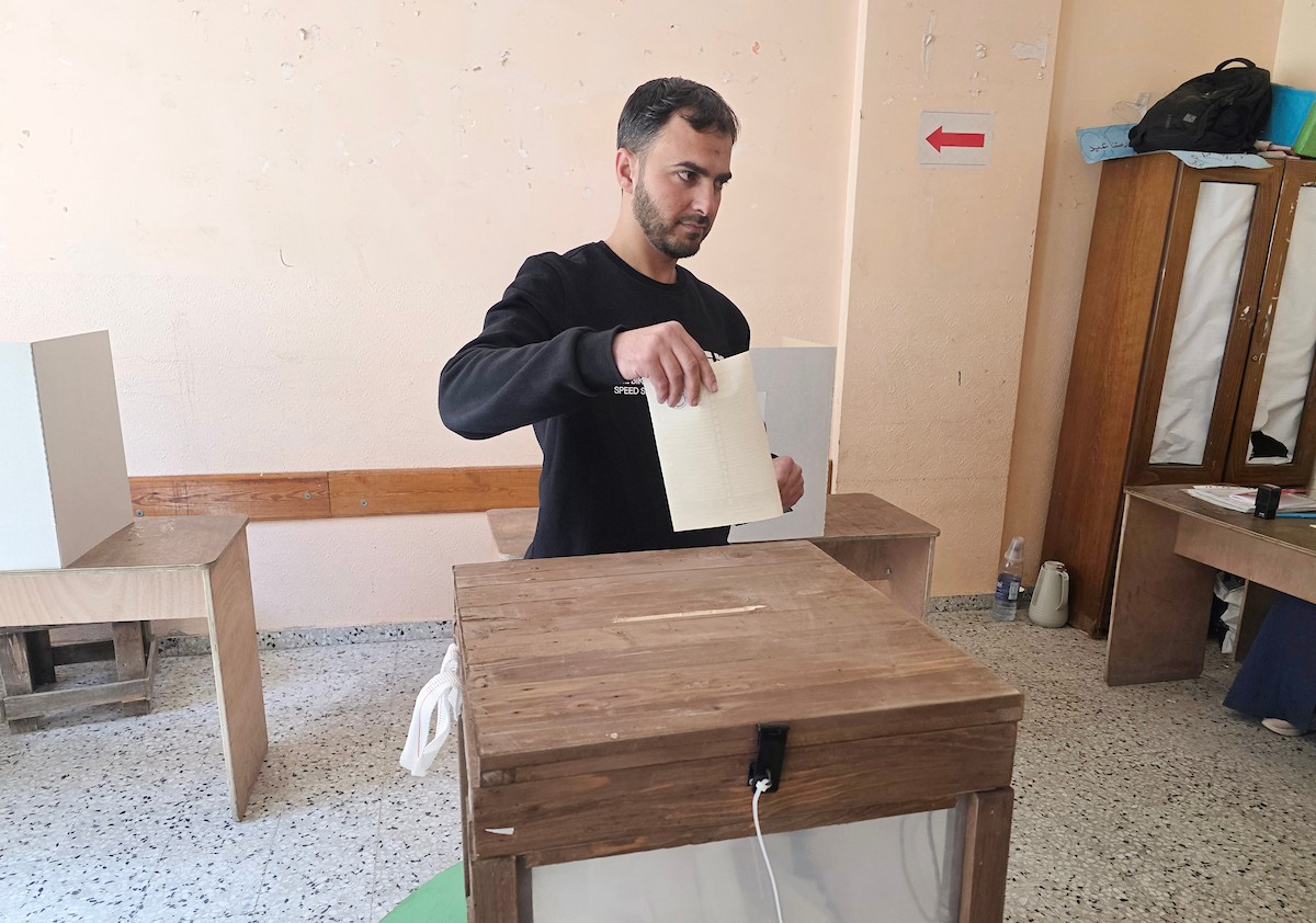 الفلسطينيون يدلون بأصواتهم في مركز اقتراع خلال الانتخابات البلدية في دير البلح، قطاع غزة، في 25 أبريل/نيسان 2026 بعد أكثر من 20 عاما، (صورة: طارق محمد)
